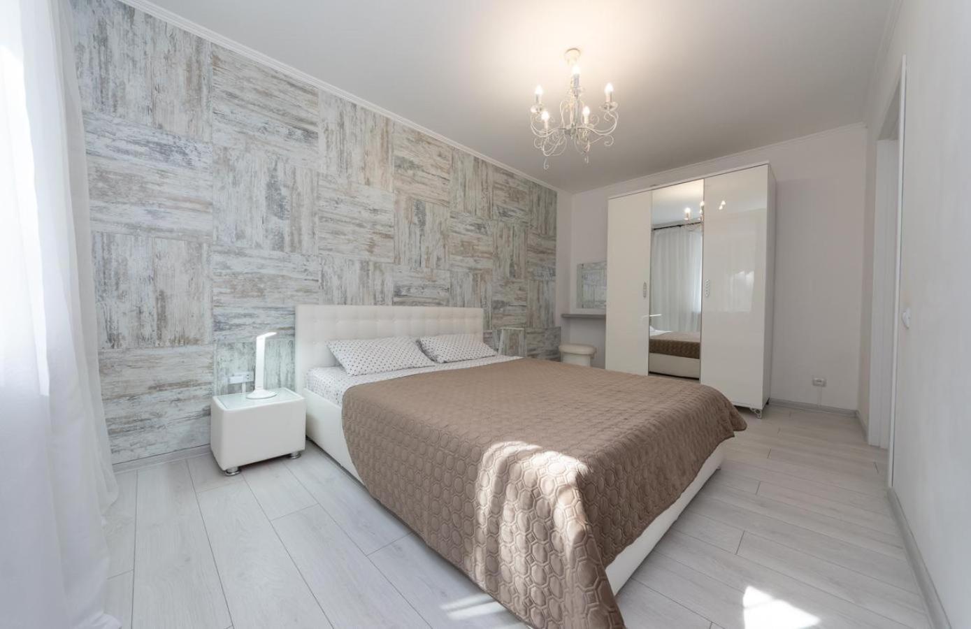 Flat 24 On Lesi Ukrainki 12 With 1 Bedroom Kyiv Exterior photo